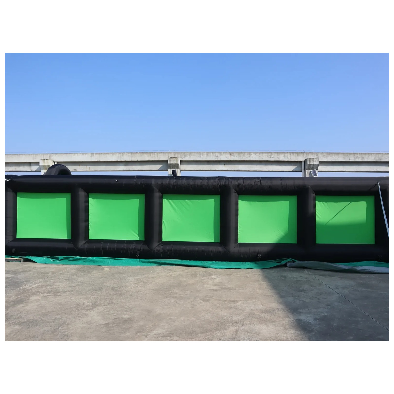 Outdoor Adventure Kids Party - Labyrinthe gonflable extérieur noir et vert